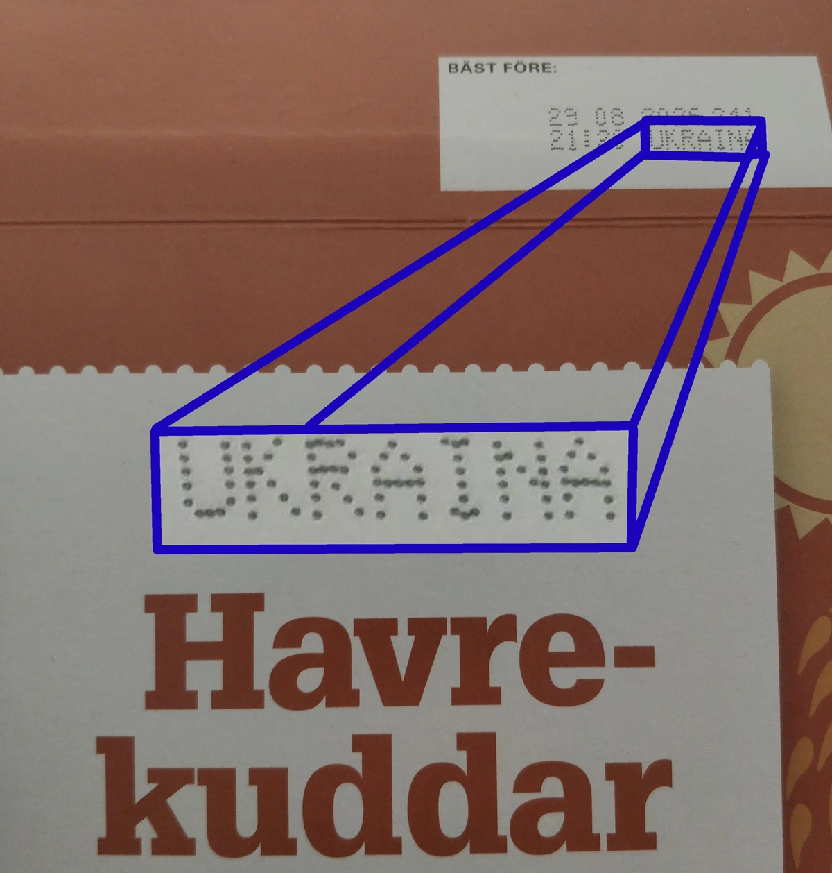 En kartong med frukostflingor, ursprungsmärkningen "Ukraina" i bäst-före rutan är förstorad.